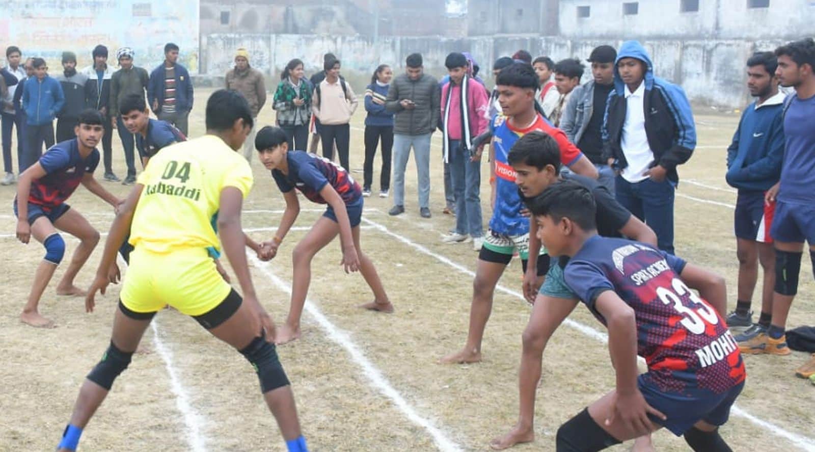 कबड्डी खेलते खिलाड़ी। स्रोत विभाग