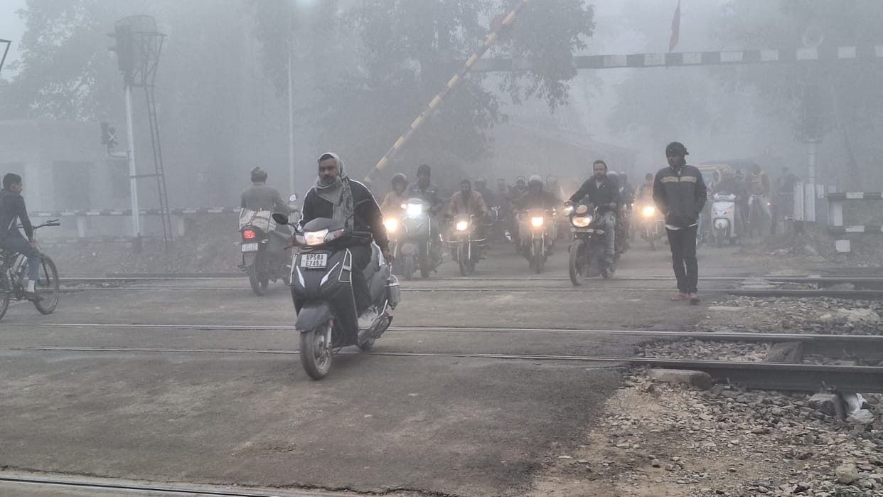 Fog and cold weather disrupted daily life, causing distress to people.