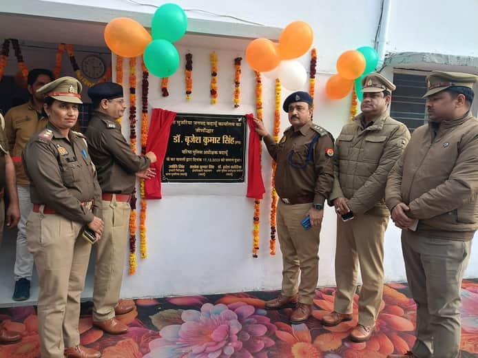 कोल्हाई पुलिस चौकी के भवन का उद्घाटन करते एसपी ग्रामीण ह्देश कठेरिया, साथ में सीओ सहसवान अशोक क