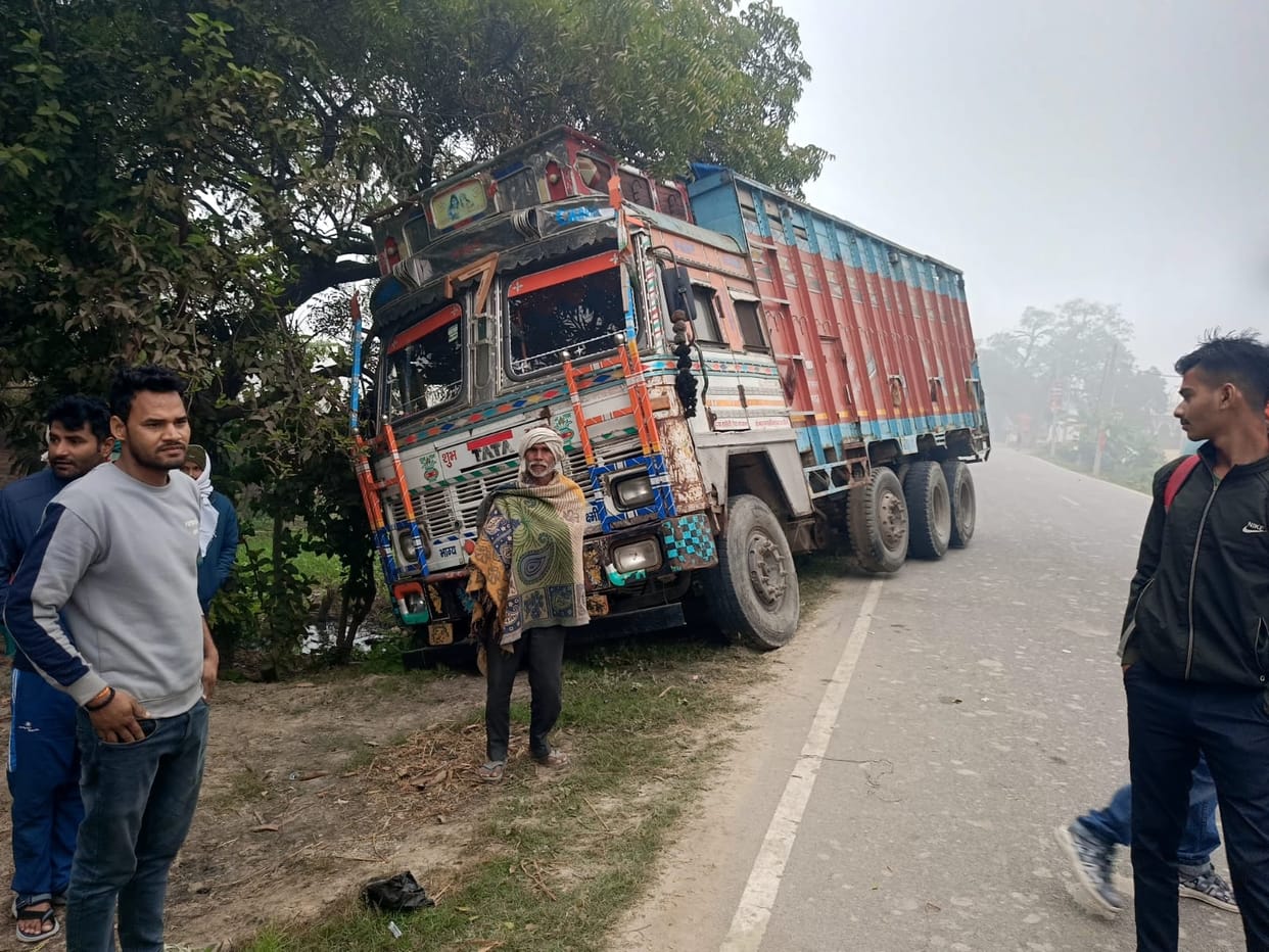 Due to the fog, a truck and an e-rickshaw overturned.