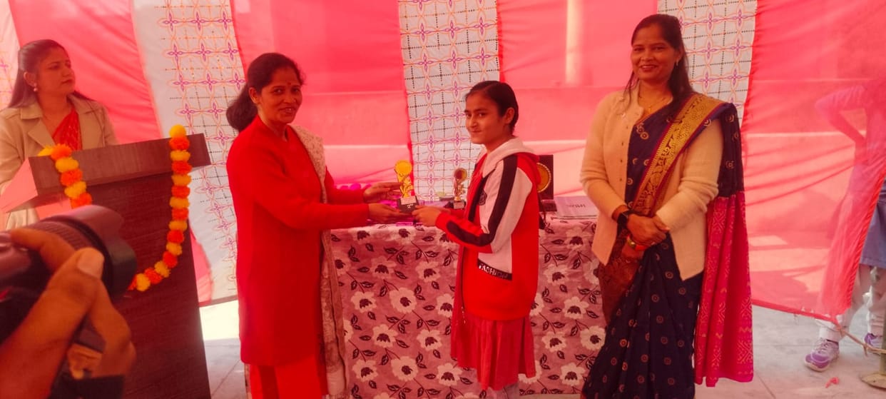 SDM rewarded the girl students