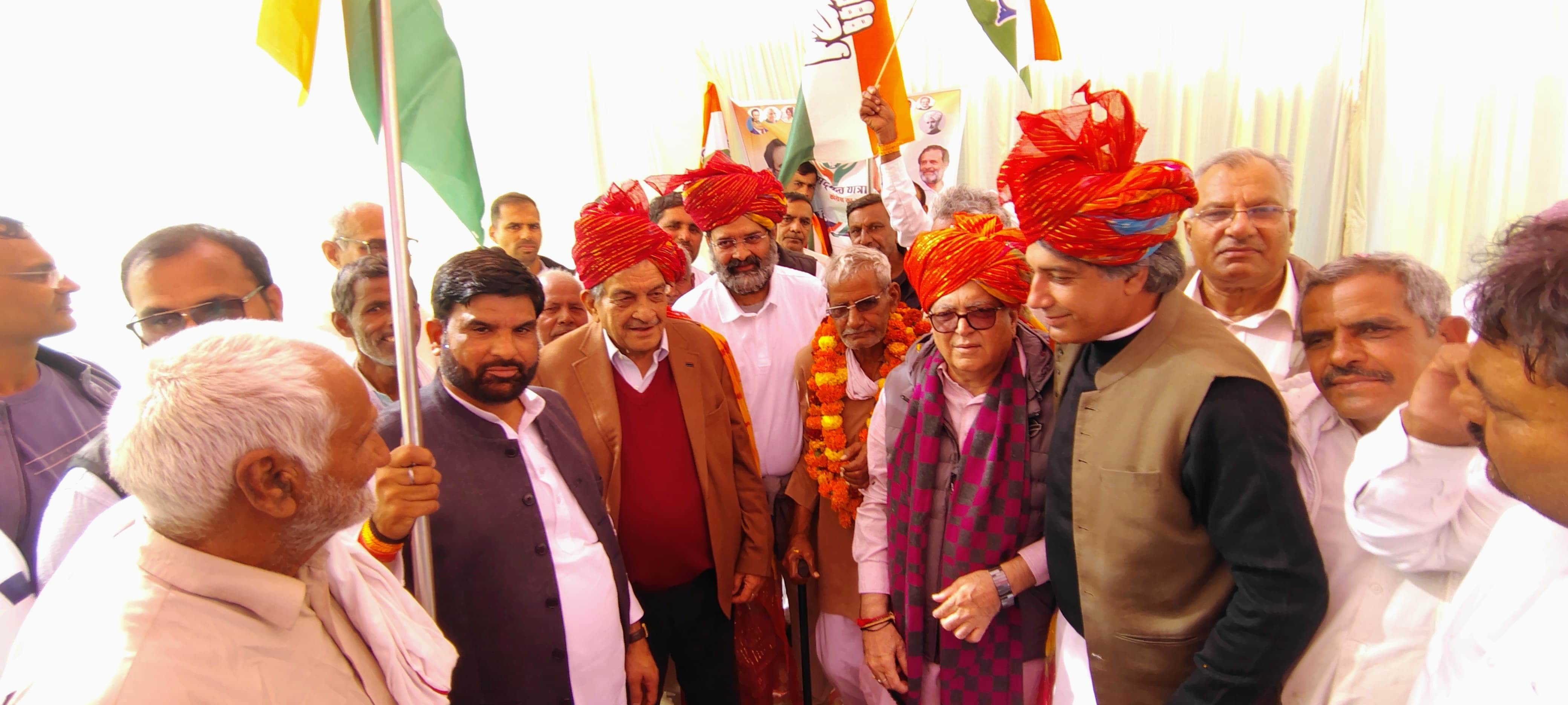 कार्यक्रम में पूर्व सांसद बृजेंद्र सिंह का स्वागत करते कांग्रेस नेता। स्रोत : प्रवक्ता