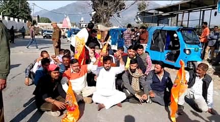 कटड़ा में प्रदर्शन करते लोग।