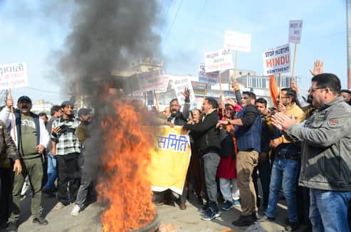 कठुआ में टायर फूंककर प्रदर्शन करते श्री माता वैष्णो देवी संघर्ष समिति के सदस्य