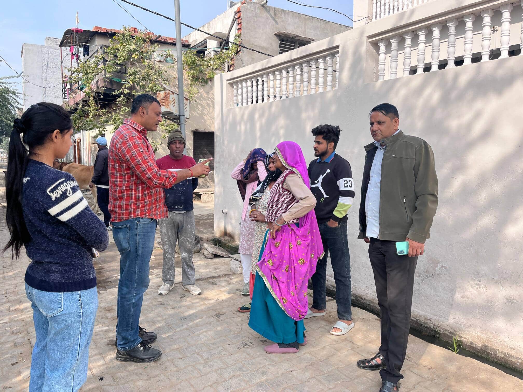 लोगों को नशे के खिलाफ जागरूक करती नशा मुक्ति टीम। स्रोत : पुलिस