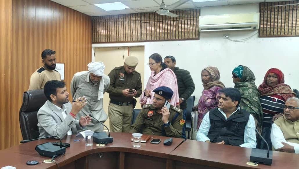 लघु सचिवालय में आयोजित समाधान शिविर में आमजन की शिकायतें सुनते एडीसी राहुल मोदी। स्रोत : प्रशास