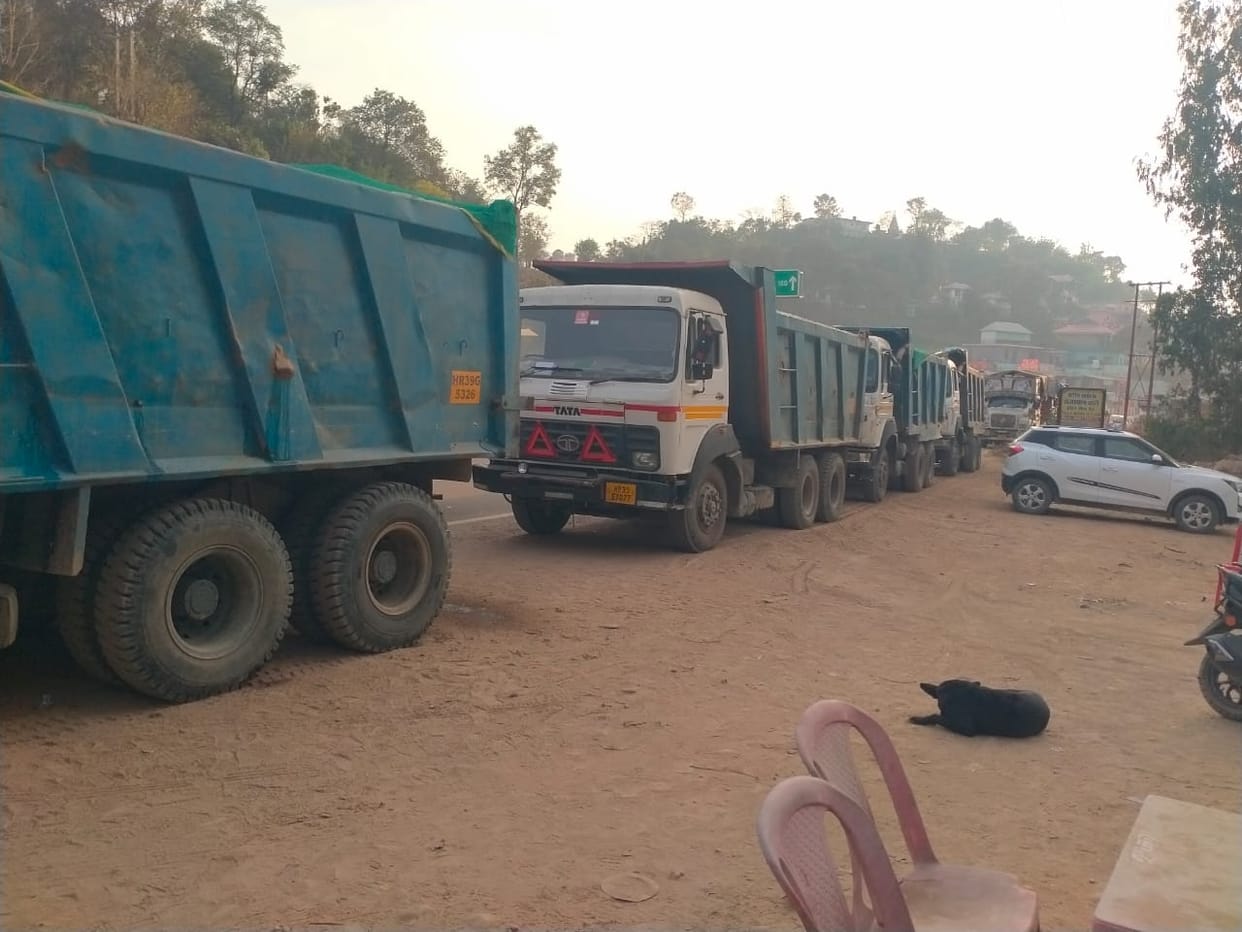 Chaos on the Nauni-Brahmapukhar four-lane; the tipper union stopped the company's vehicles.