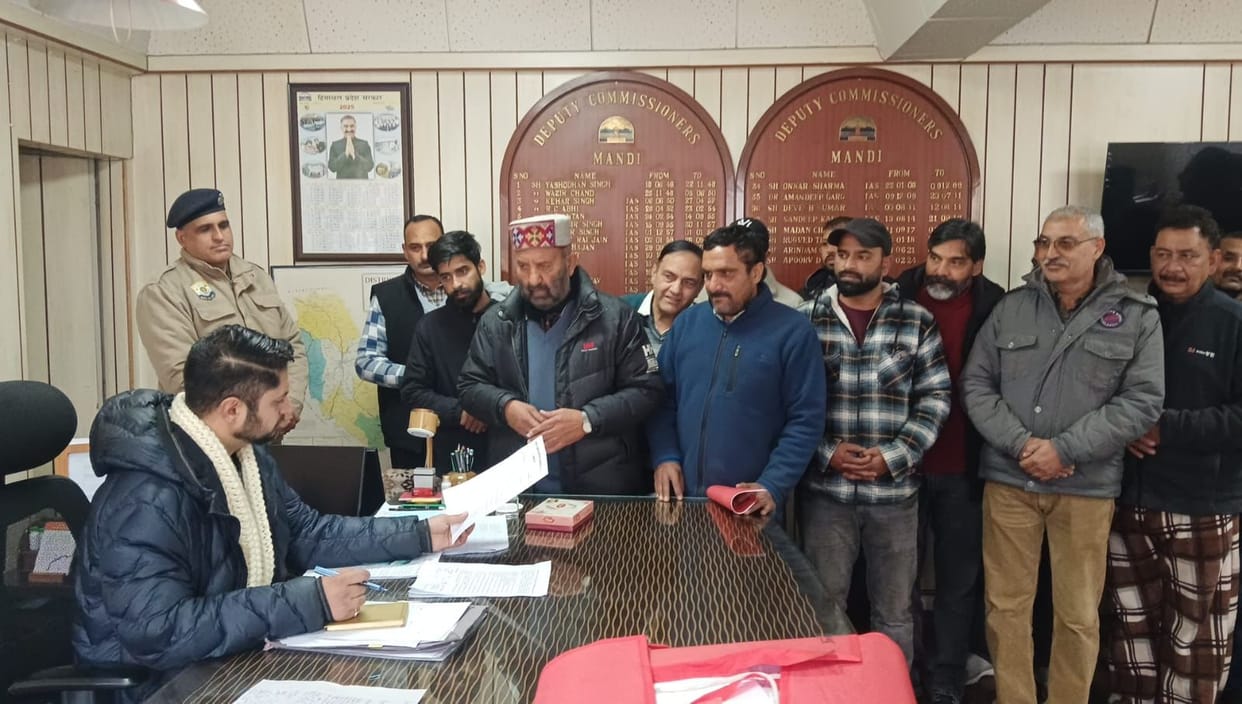 A memorandum was submitted to the Deputy Commissioner in protest against the non-signing of a new contract.