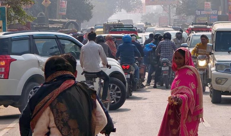 The extent of the chaos... traffic stopped at the Medical College gate