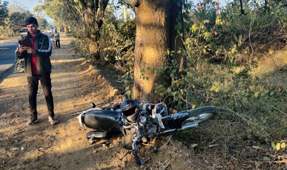 मौके पर पड़ी बाइक।