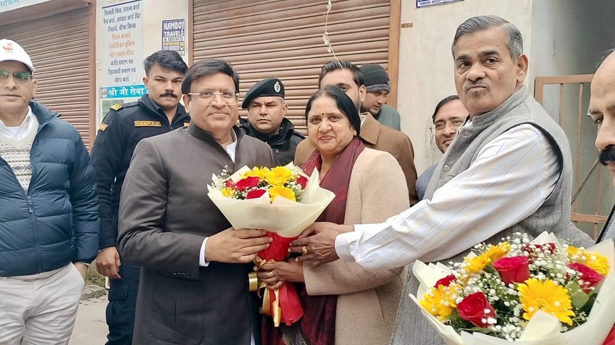 The minister, along with the mayor and officials, held discussions on the city's development