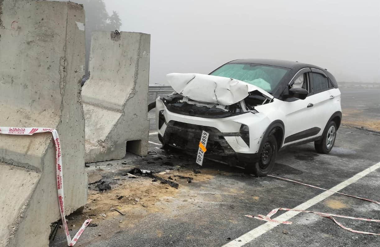 नगर कोतवाली के बैजलपुर में कोहरे के कारण अवरोधक से टकराई कार। सोशल मीडिया