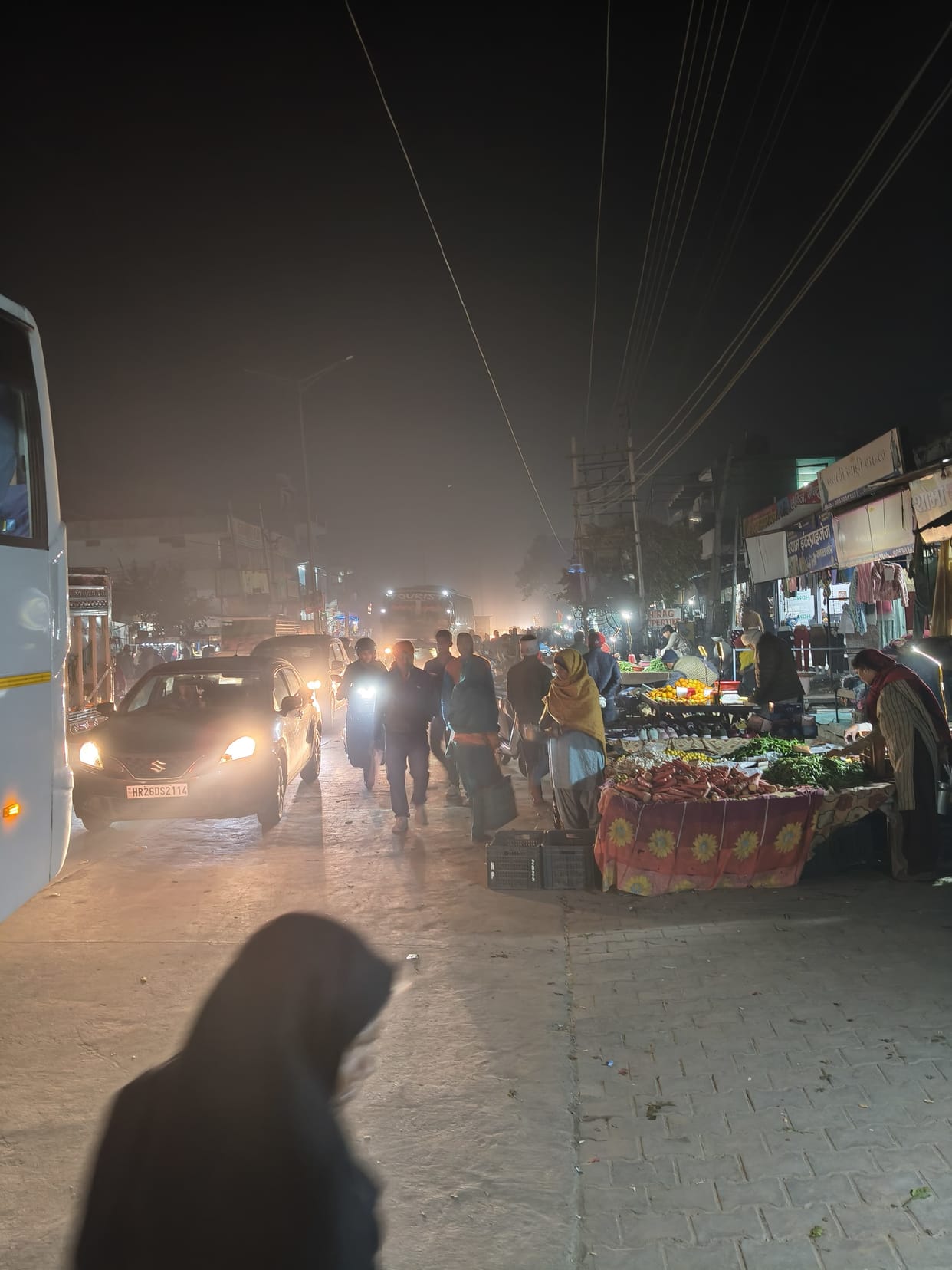 The vegetable market is causing traffic jams and affecting traffic.