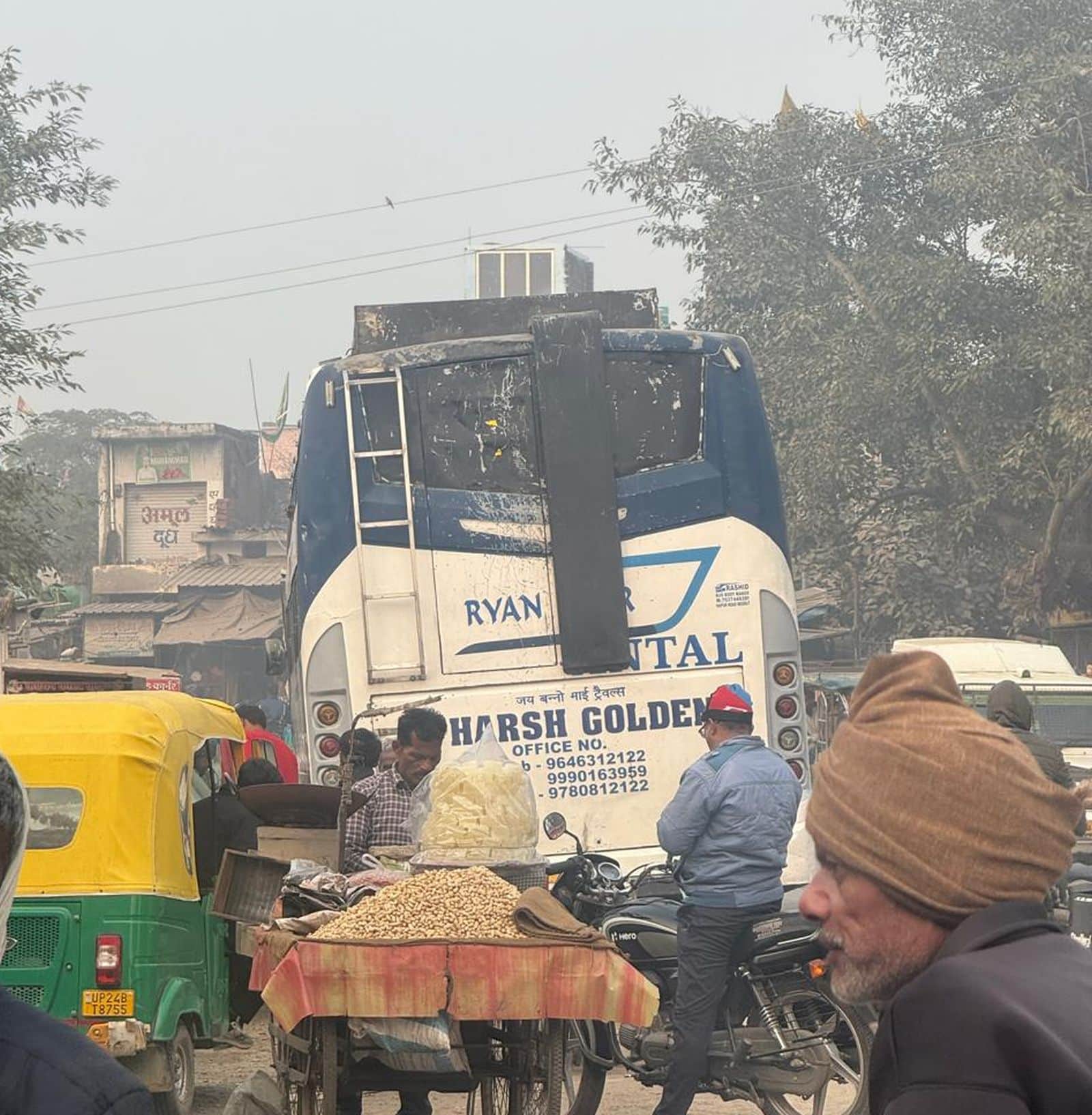 नवादा चौकी के पास बद्दी को यात्रियों के इंतजार में खड़ी स्लीपर बस। संवाद