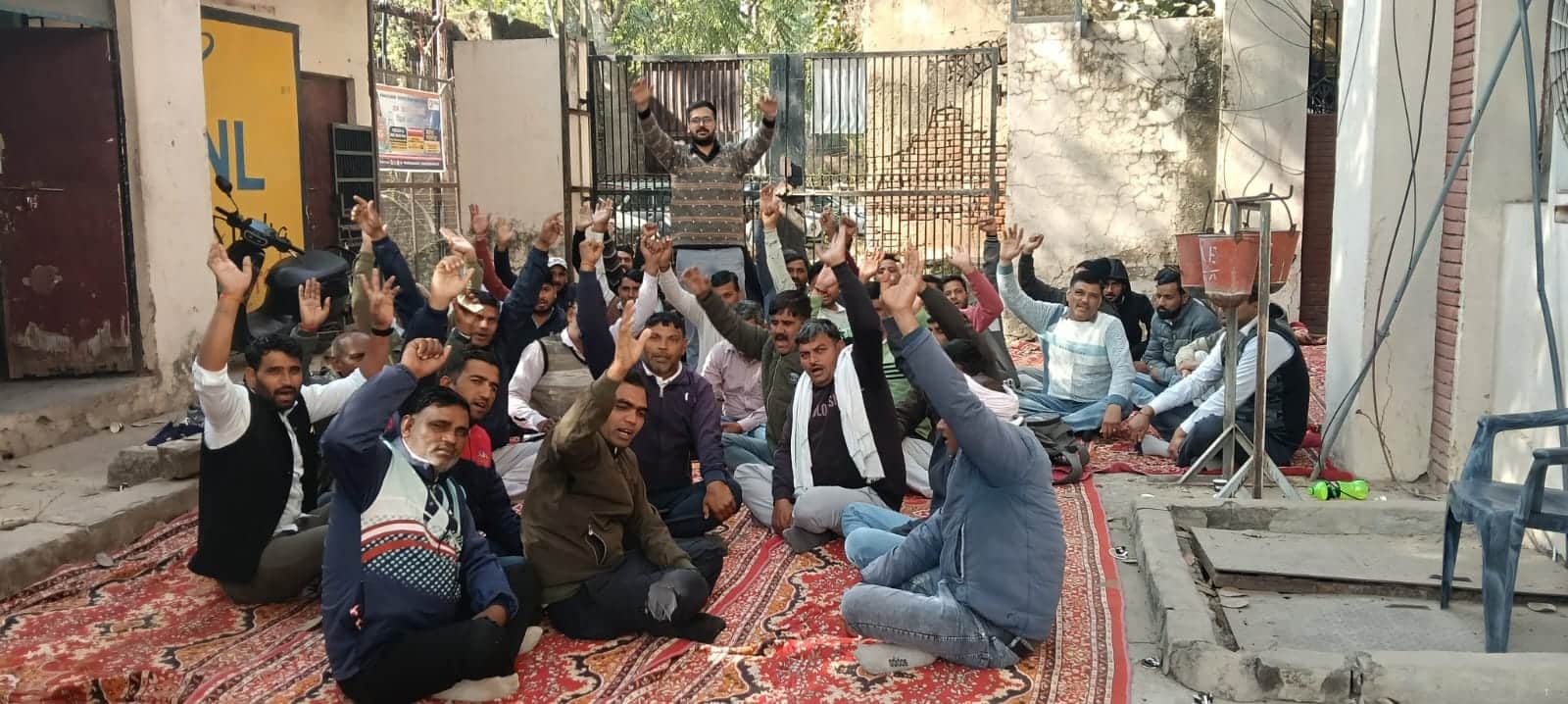 ऑनलाइन पॉलिसी के विरोध में धरना देते एचएसईबी यूनियन के कर्मचारी। संवाद