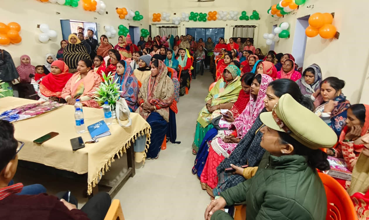 पीडब्लूडी गेस्ट हाउस में राज्य महिला आयोग की जनसुनवाई में मौजूद महिलाएं। स्रोत- सूचना विभाग