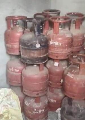 पकड़े गए अवैध सिलिंडर।