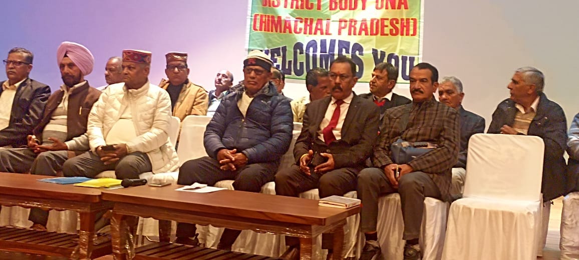 Pensioners expressed displeasure over the pending payment of 13 percent dearness allowance.