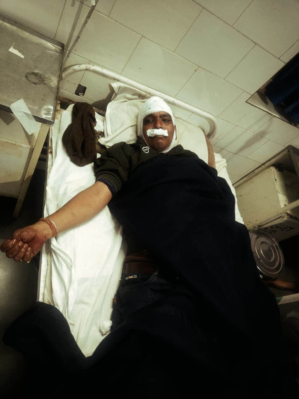 अस्पताल में भर्ती घायल।