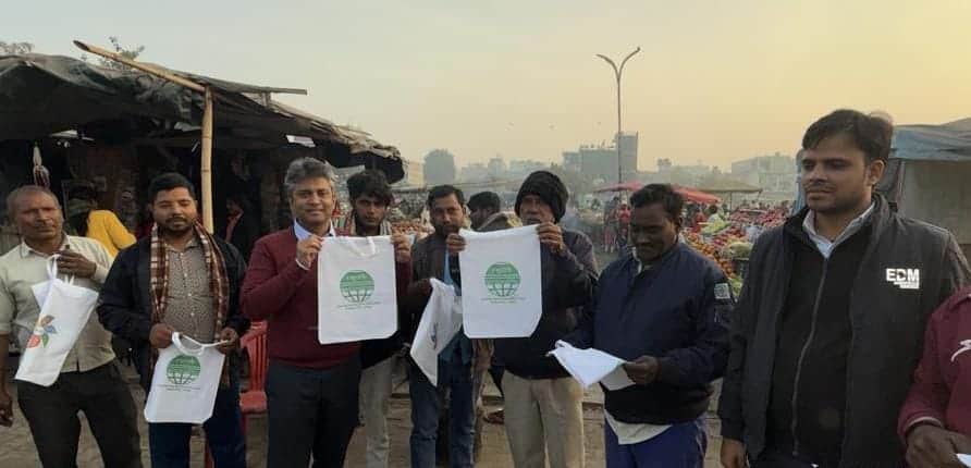 पर्यावरण के प्रति जागरूक करते क्षेत्रीय अधिकारी अमित जूयाल। संवाद