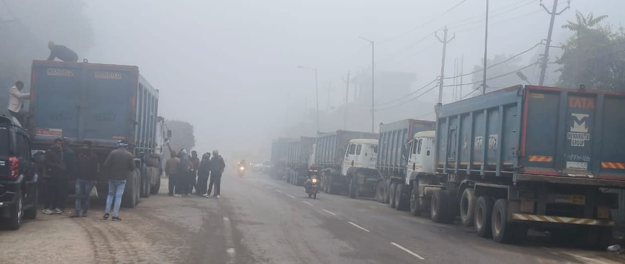 Bike collides with truck in fog, youth dies
