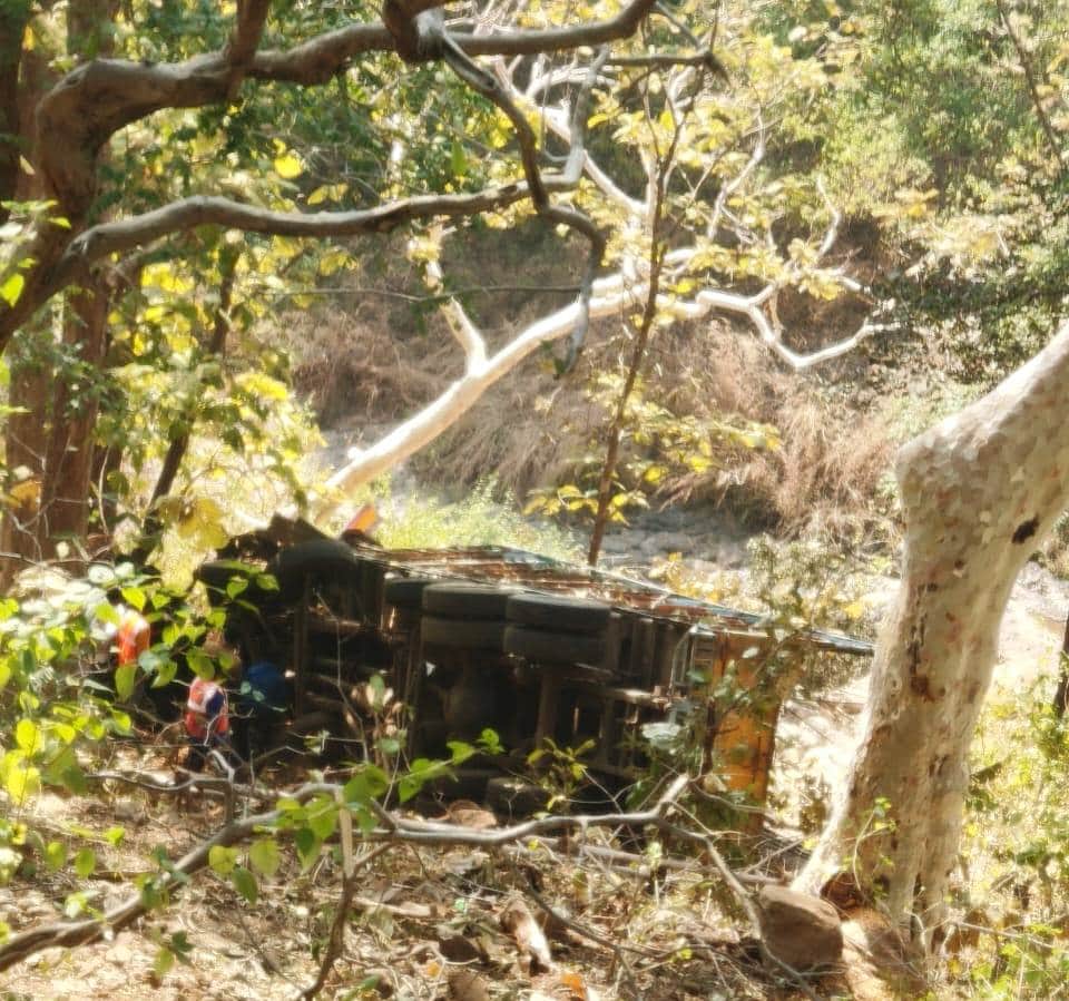 खाई में गिरा वाहन।