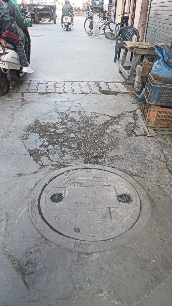 Danger of collapse of house walls due to sewerage line