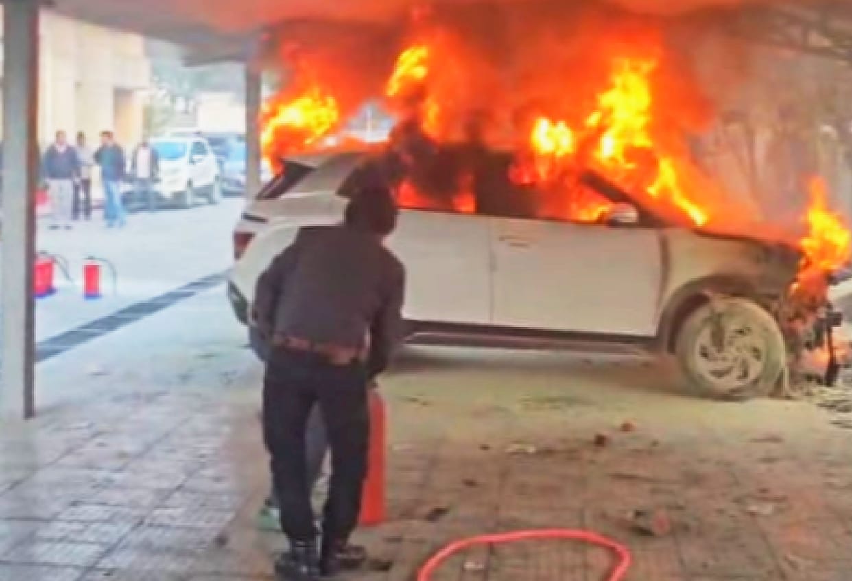A car parked in the market directorate's parking lot turned into a ball of fire.
