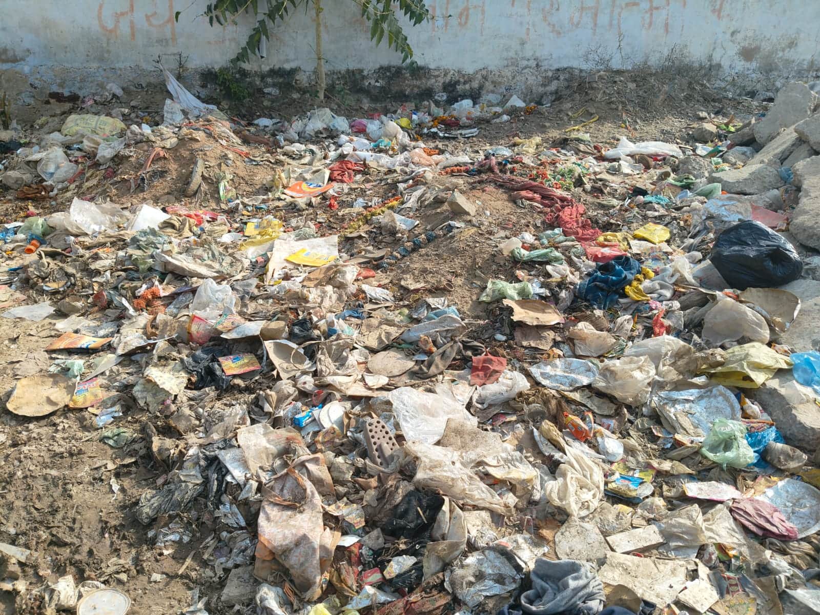 सेक्टर-1 में खाली जगह पर पड़ा कूड़ा। संवाद