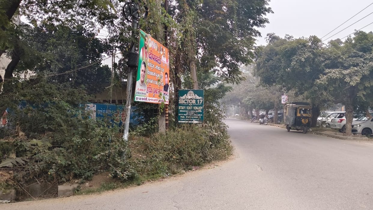 The municipal corporation does not show the courage to remove the political parties' hoardings