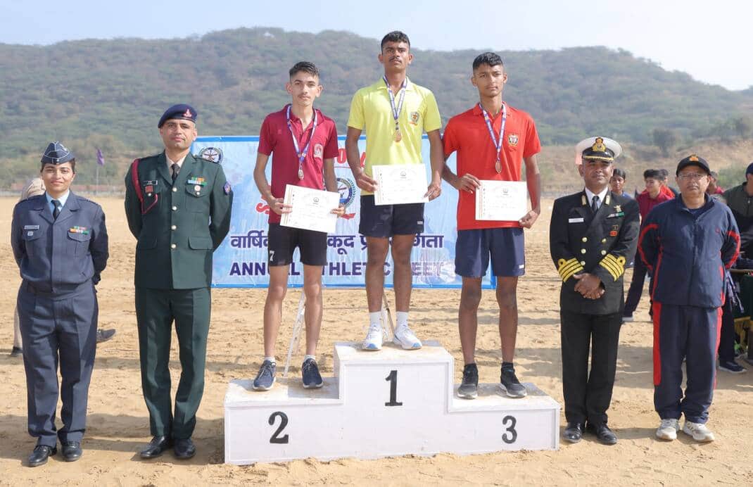 सम्मानित होने पर खुशी जाहिर करते खिलाड़ी। स्रोत : स्कूल