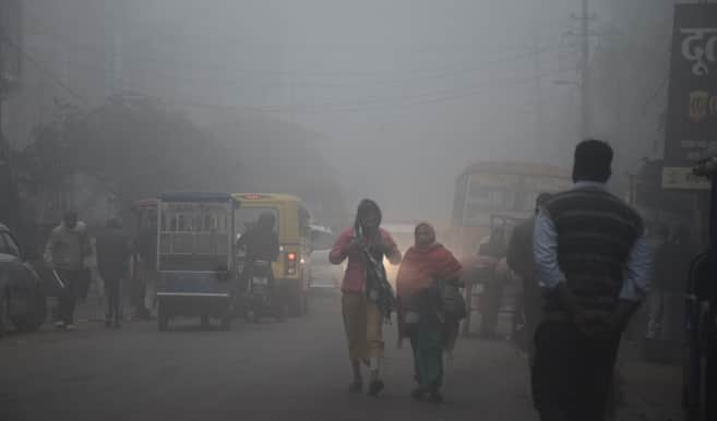 शहर में कचहरी के समीप छाई रही धुंध। संवाद