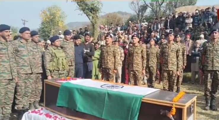 शहीद नायब सूबेदार जुबैर अहमद को नम आँखों से किया गया सुपुर्द-ए-खाक फोटो