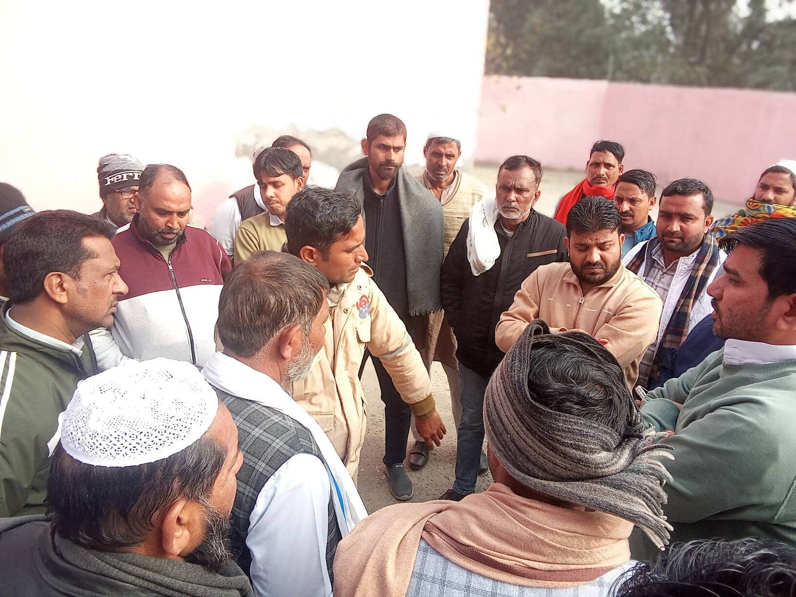 शामली में पोस्टमार्टम हाउस पर मृतका ताहिरा के परिजन। संवाद