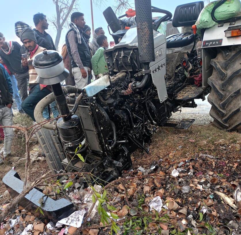 ट्रक की टक्कर में क्षतिग्रस्त ट्रैक्टर। संवाद