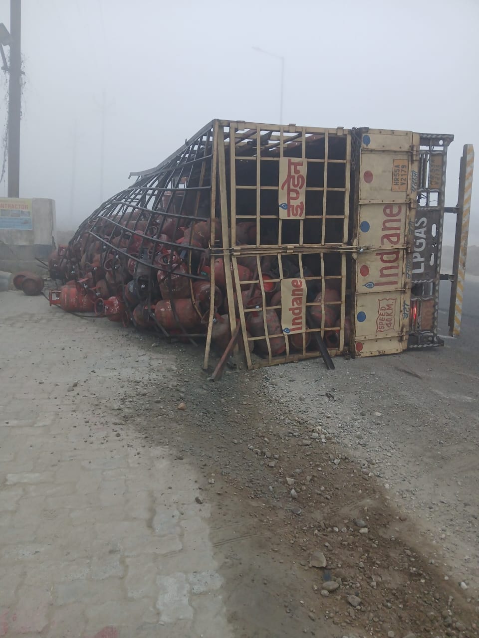 Truck loaded with gas cylinders overturned in fog, seven vehicles coming behind collided