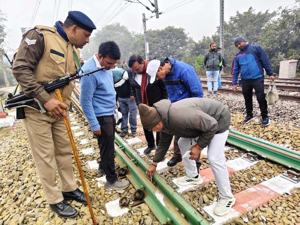 The pace of development on the Dullapur-Mau railway line was tested.