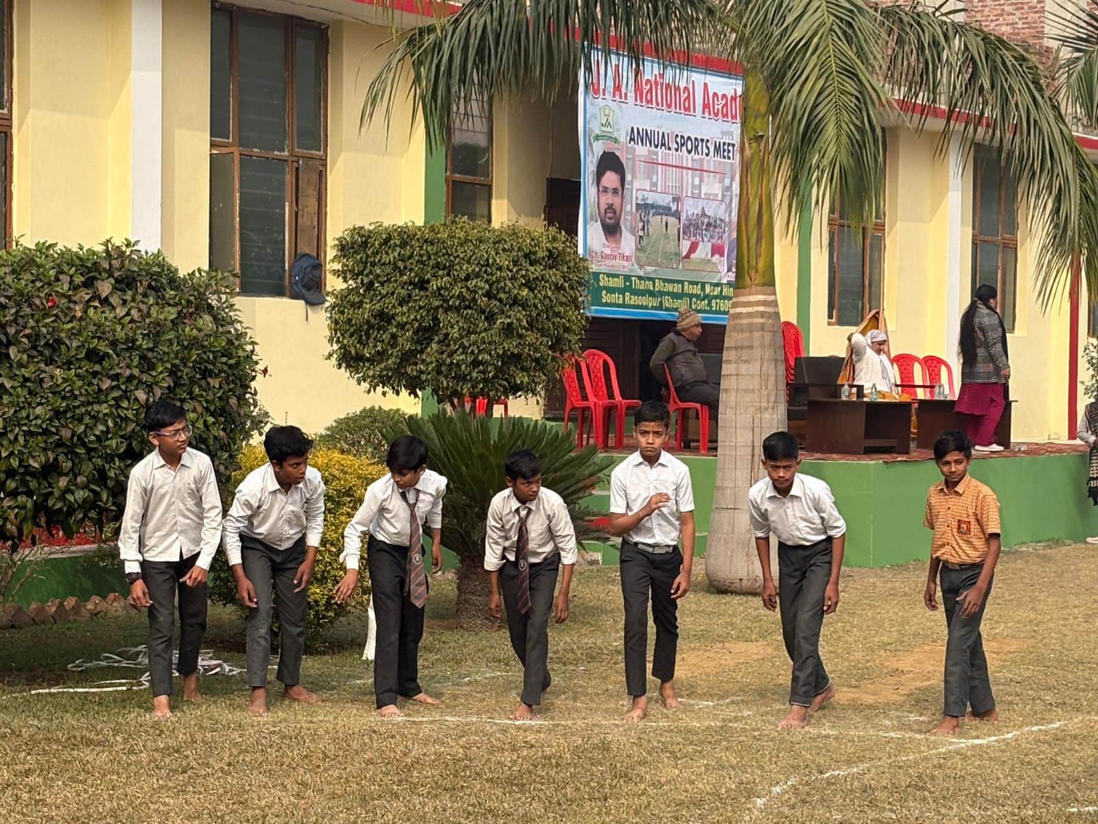 थानाभवन के जे॰ ए॰ नेशनल एकेडमी सोंता में  आयोजित खेल-कूद प्रतियोगिता छात्र । स्कूल