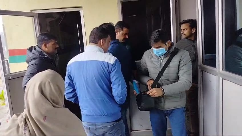 Peon found dead in tractor agency office