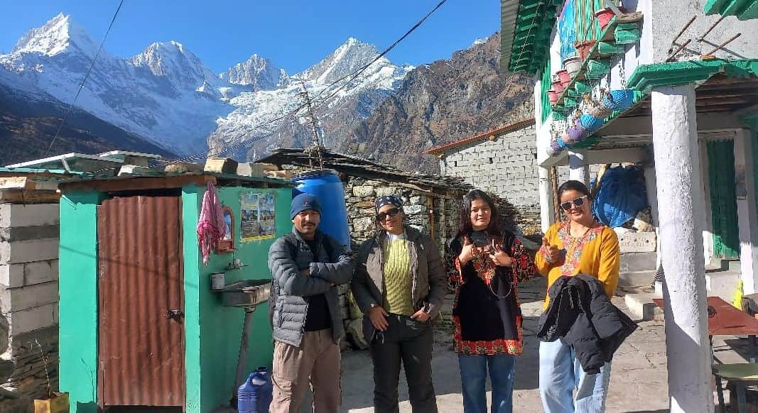 दारमा घाटी के दांतू गांव में पंचाचूली ग्लेशियर के दीदार को पहुंचे पर्यटक। स्रोत : ग्रामीण