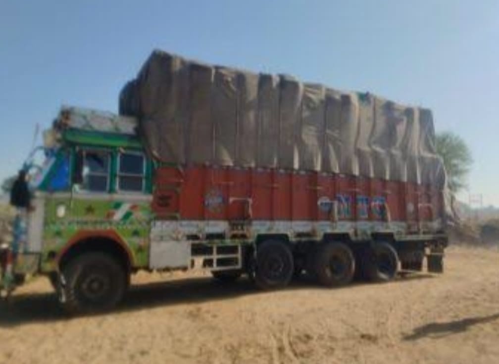 दौसा लकड़ियों से भरा ट्रक जब्त।