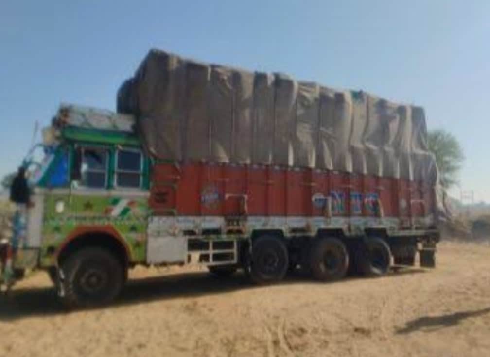 दौसा लकड़ियों से भरा ट्रक जब्त।