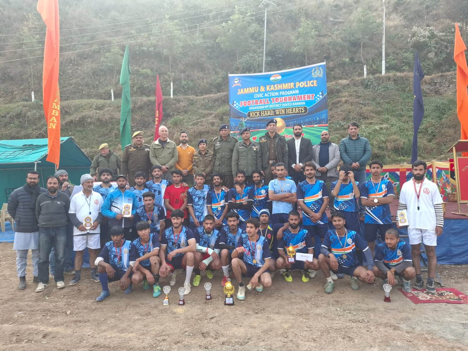 विजेता टीम ट्रॉफी के साथ।