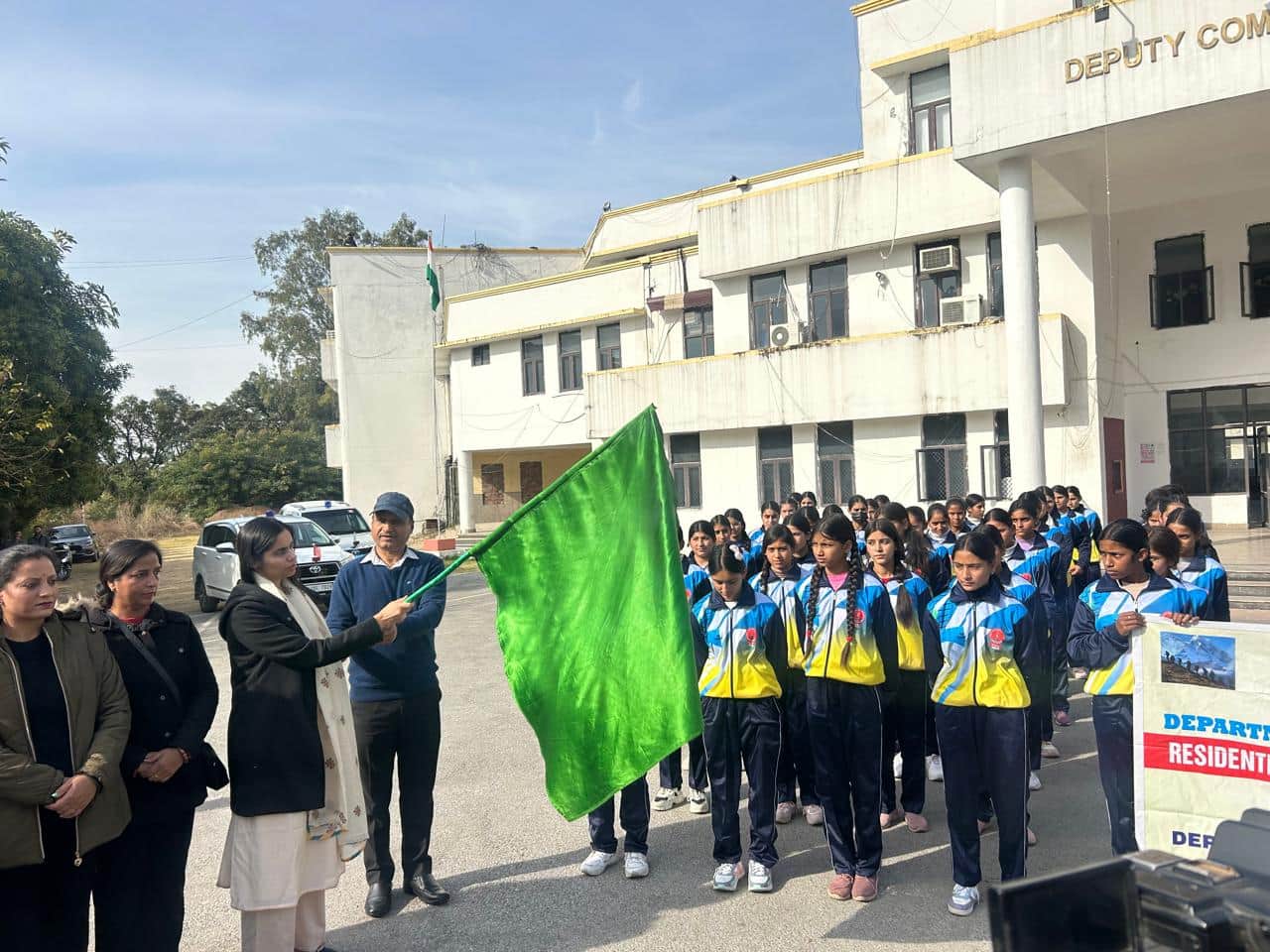  विद्यार्थियों को ट्रैकिंग टूर पर रवाना करती डीसी।