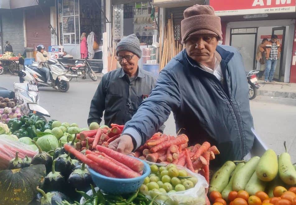 01...रोहतक के गोहाना अड्डा पर एक रेहड़ी से गाजर खरीदते ग्राहक। संवाद