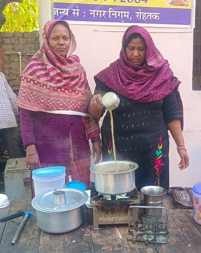 02...नगर निगम कार्यालय परिसर में कैंटीन पर चाय बनातीं गीता व सावित्री। संवाद