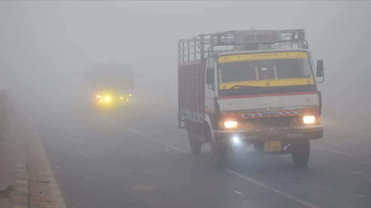 08 कोहरे में आजमगढ़-जौनपुर हाइवे पर दिन में हेडलाइट जलाकर चलते वाहन। संवाद