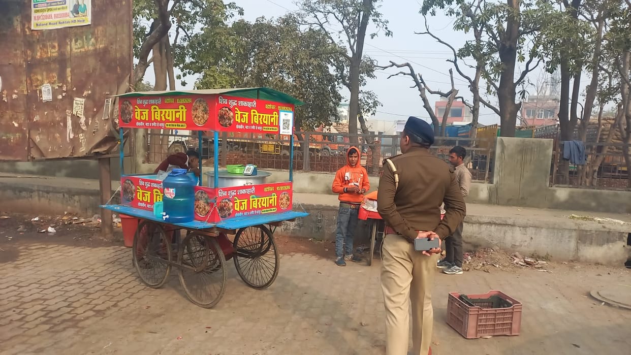 Administration wakes up after news report removes encroachments from footpaths Amar Ujala report has an impact