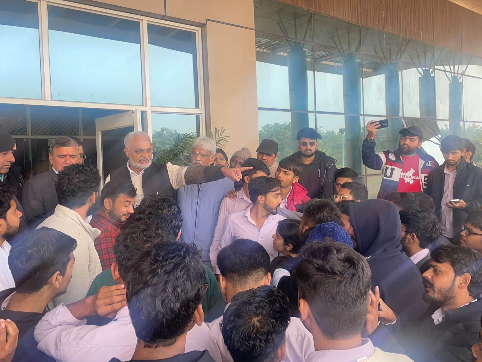 23...रोहतक स्थित एमडीयू में कुलपति कार्यालय पर डीन एससी मलिक से बात करते छात्र। संवाद