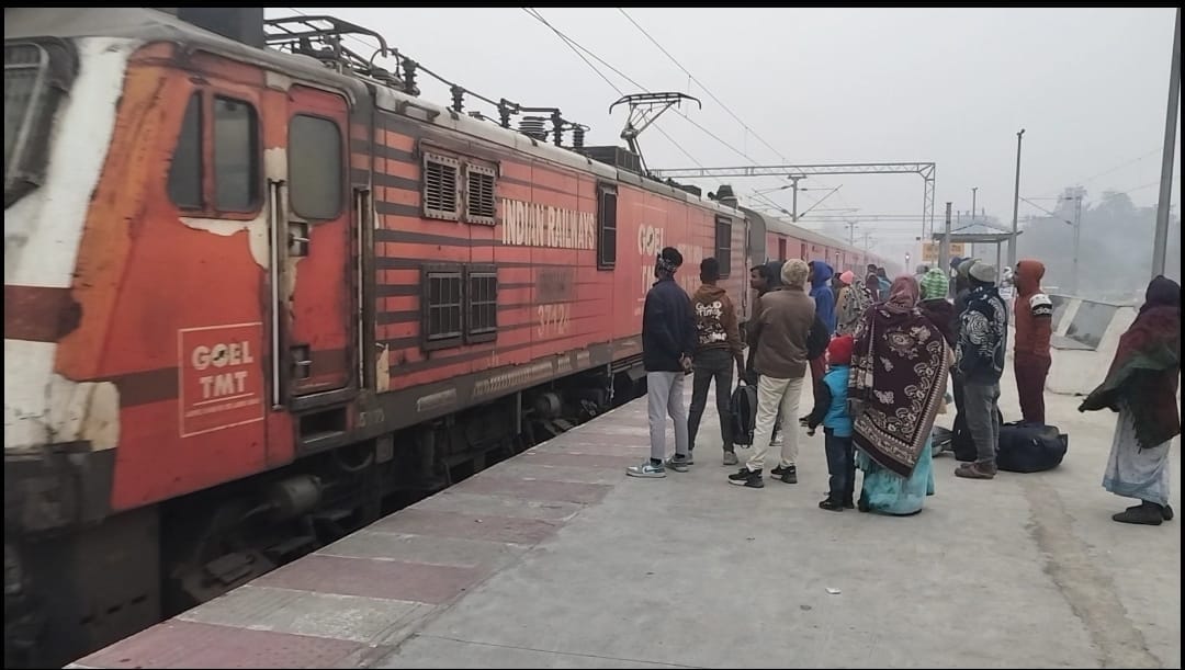 Why is the train horn blown at 3 a.m. Learn this secret of the loco pilot goes Viral on Internet